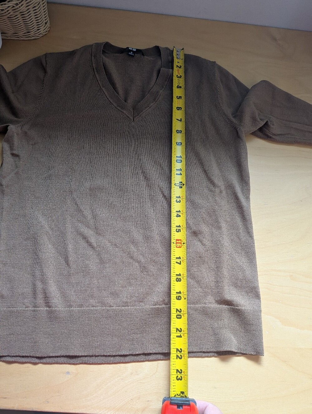 UNIQLO 100% Wool Women Sweater V Neck Brown Color Size Medium Classic Fit - Picture 8 of 9